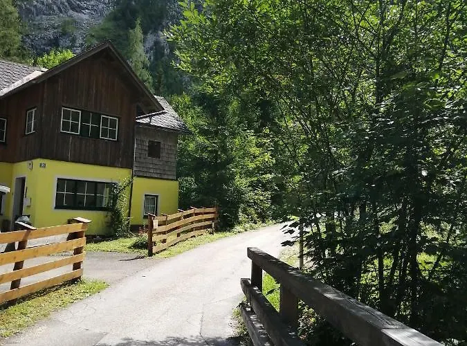 Haus Waldbach Χάλστατ